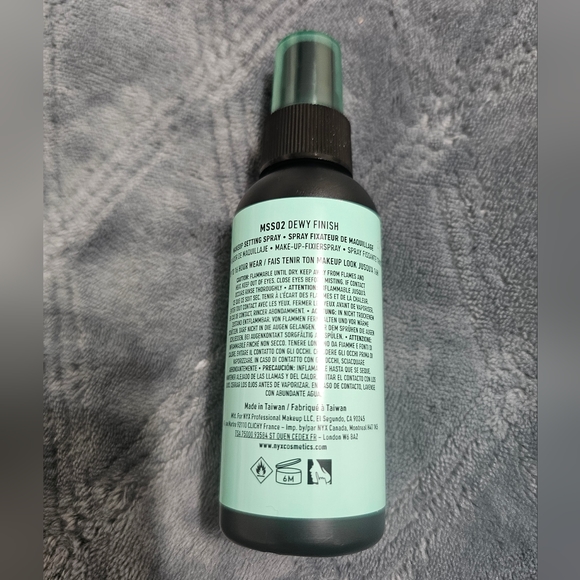 NYX DEWY FINISH Make-Up Setting Spray - Picture 2 of 2